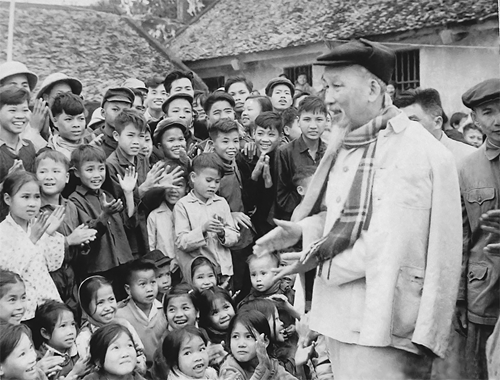 Ngày 19-2-1959, Bác Hồ căn dặn: “Muốn dạy cho trẻ em thành người tốt thì trước hết các cô các chú phải là người tốt”